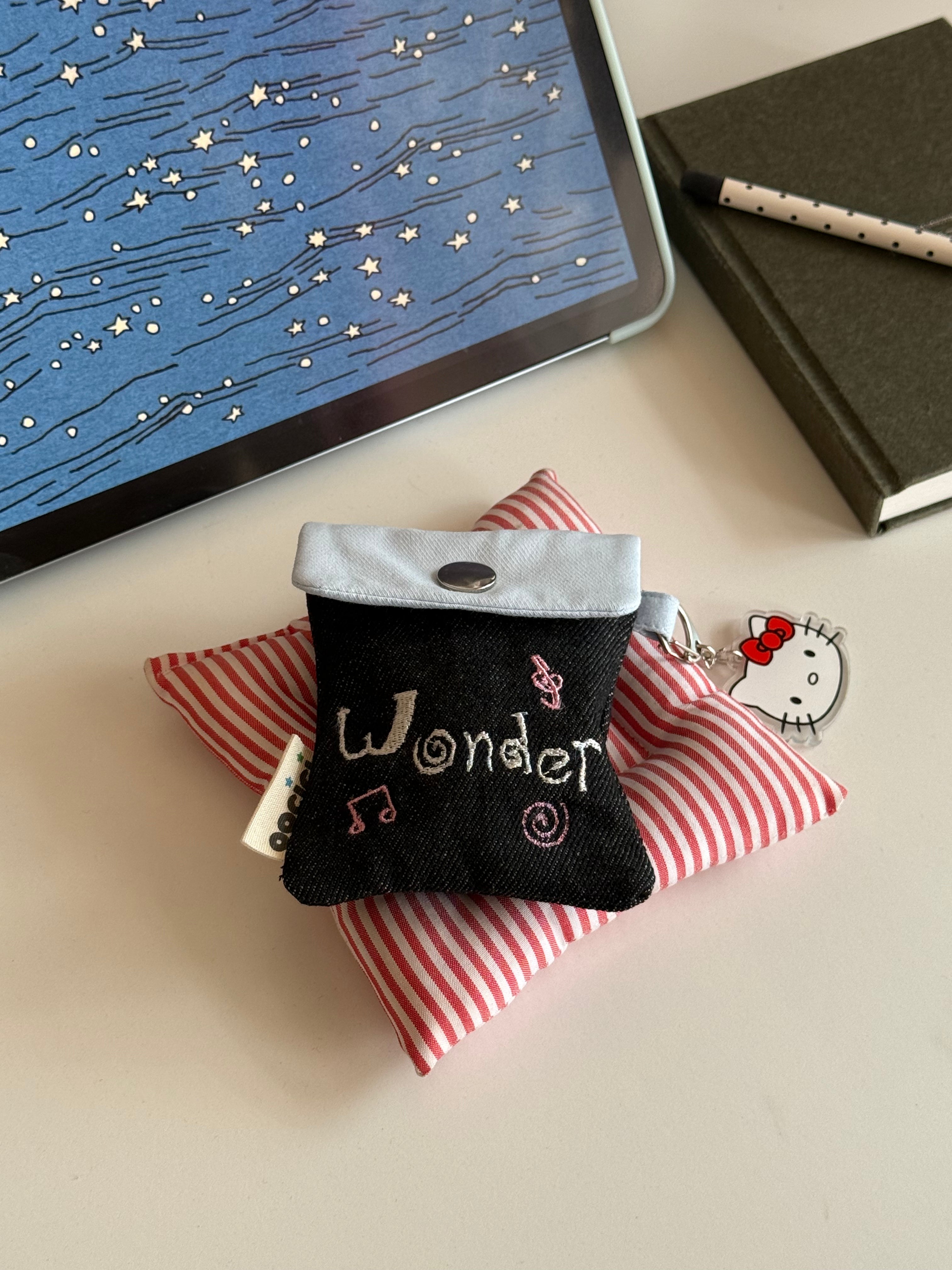 Little Wonders – mini pouch with neck strap
