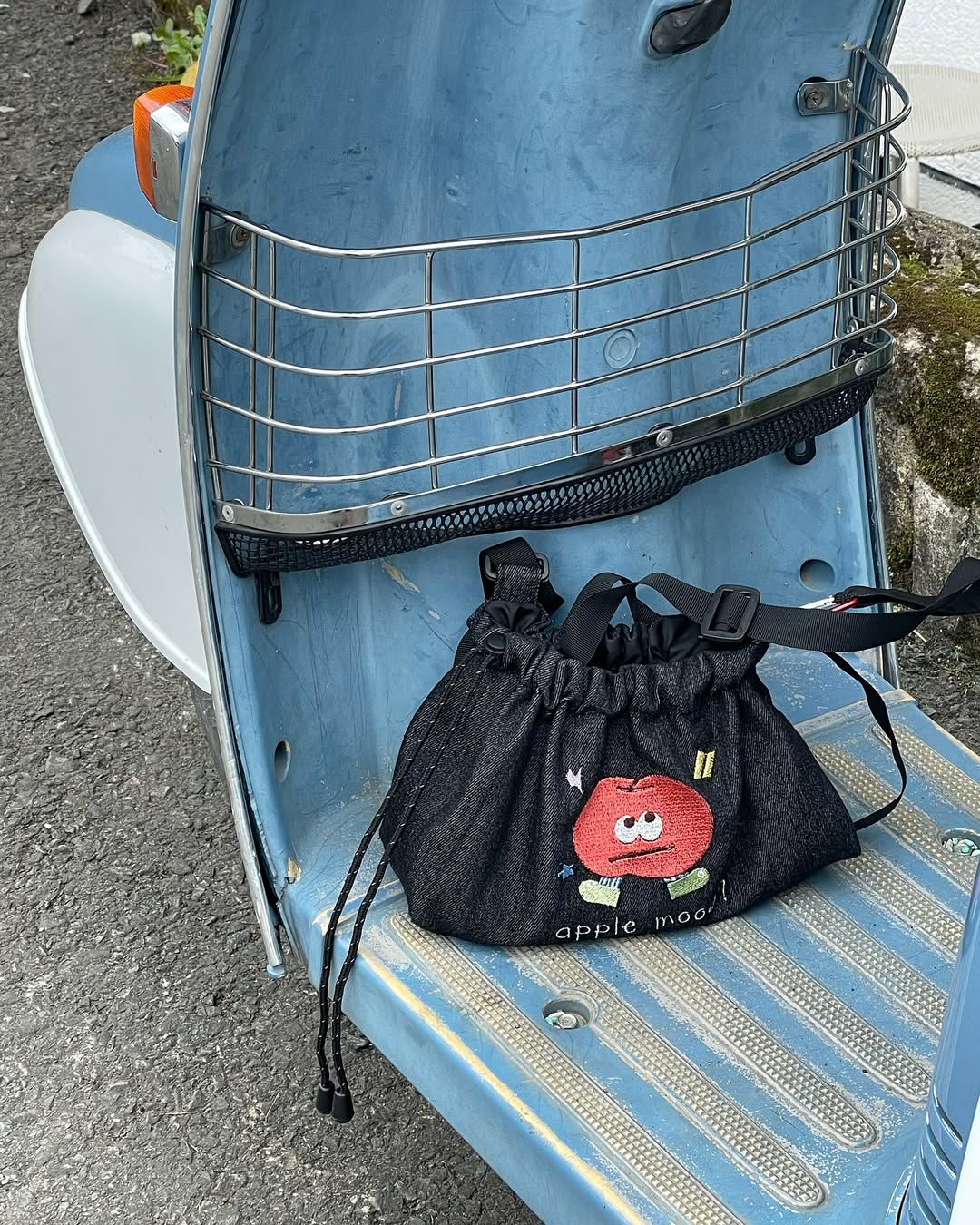 Apple Bucket Bag • Túi dây rút jean hình thêu ‘apple mood’ đeo chéo