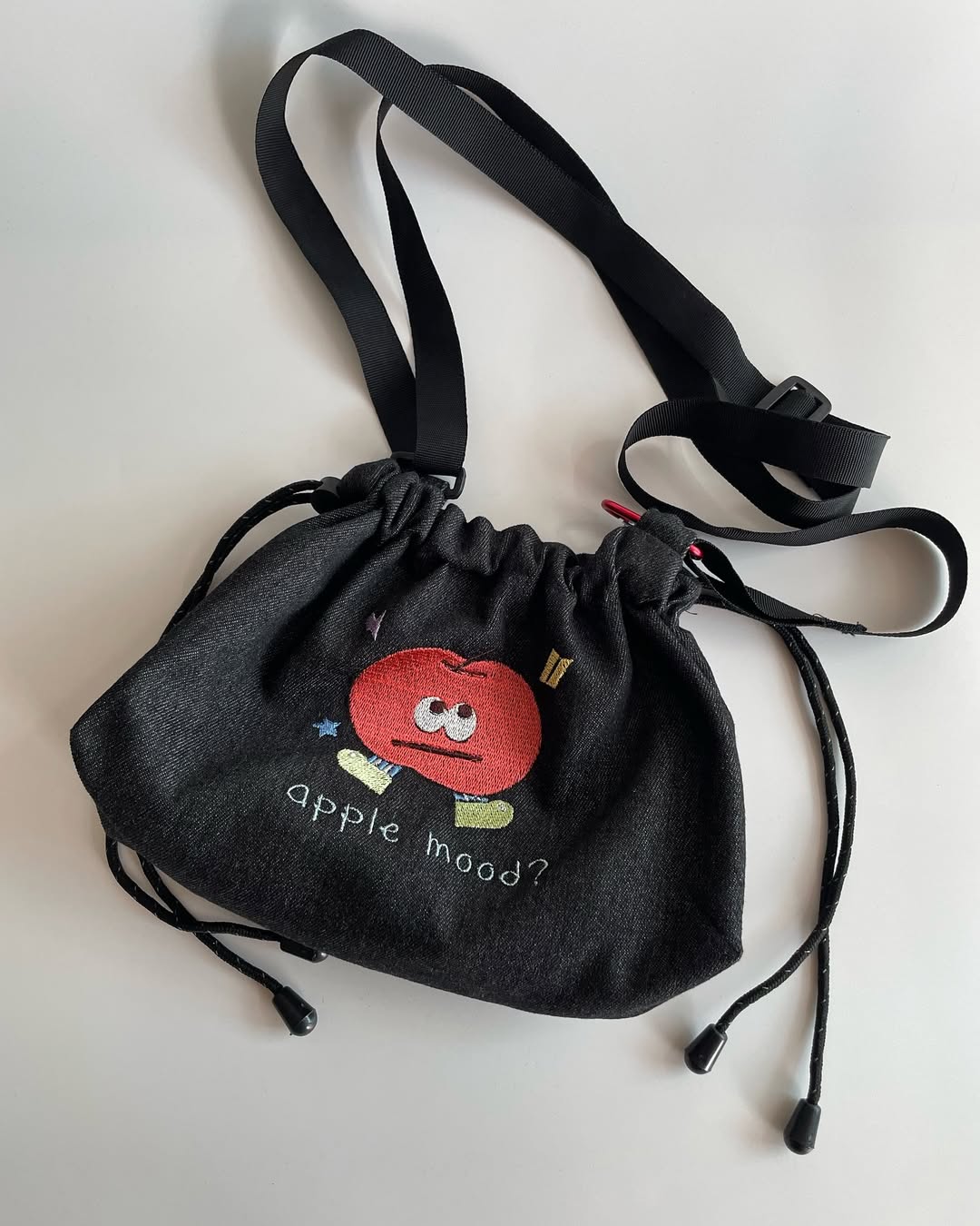 Apple Bucket Bag • Túi dây rút jean hình thêu ‘apple mood’ đeo chéo